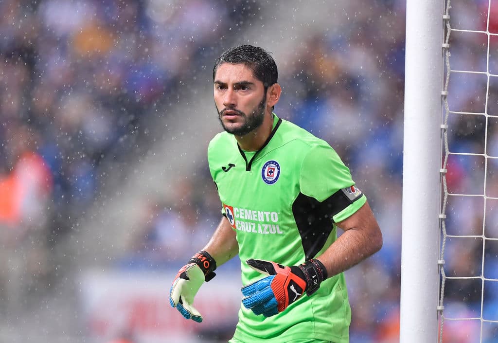 Aunque veterano, José de Jesús Corona, guardameta de Cruz Azul, es otro de esos porteros de calidad en la Liga MX. La campaña pasada fue el segundo portero menos goleado (15 anotaciones) y mantiene una gran forma física pese a sus 38 años de edad.