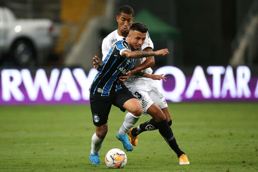 Con gol de penal al minuto 90+12, Gremio consigue un valioso empate en casa frente a Santos en la ida de los cuartos de final.