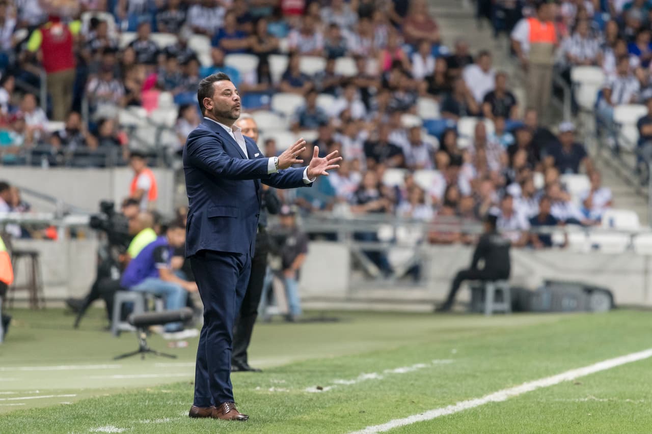 Antonio Mohamed no paró de dar indicaciones. Para él, la prioridad era el triunfo para poner a los regios en lo alto de la tabla.
