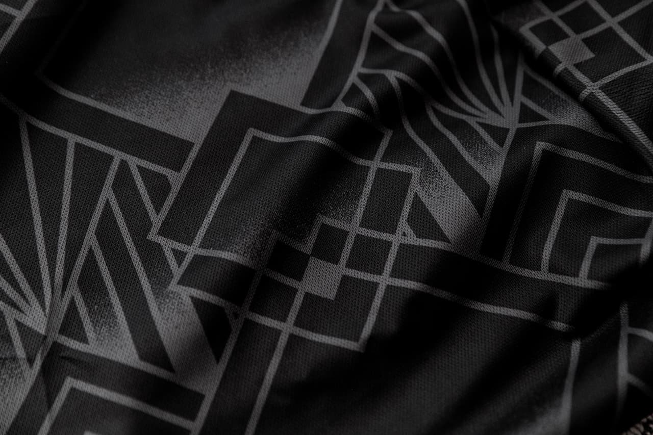 La evocación del estilo Art Deco está presente en distintos rincones de Los Ángeles, y también figura en esta nueva casaca.
<br>
<br>