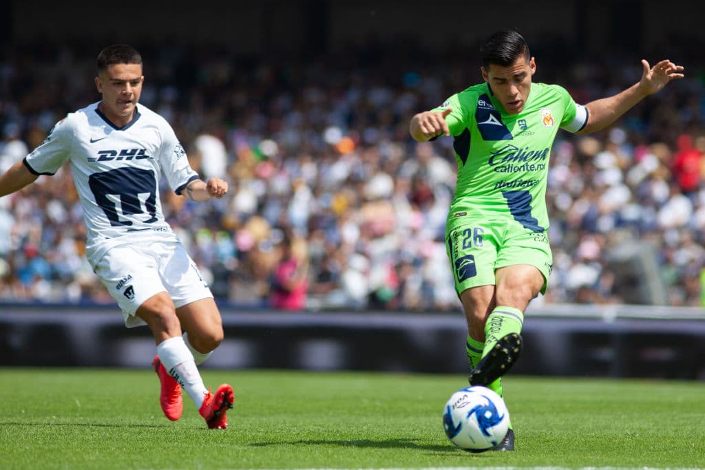 Nuevamente Aldo Rocha y Marco García se enfrentan, ahora es por la banda, aunque el de Monarcas logra mandar el centro.