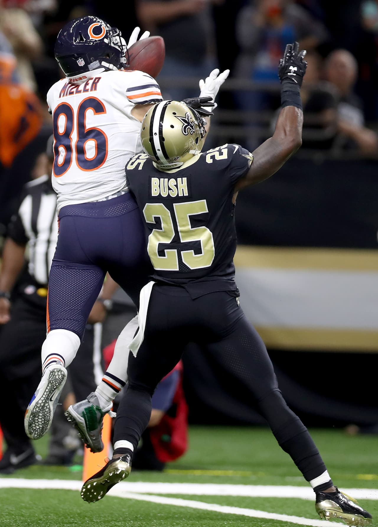 Miller se lesionó cuando intentó atrapar un pase del mariscal de campo Mitchell Trubisky en las diagonales. Cuando cayó al piso, la pierna se dobló de forma extraña.