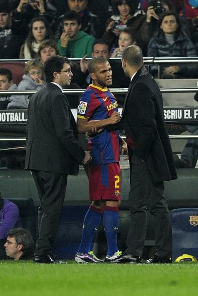 Dani Alves tuvo que salir de cambio debido a una lesión.