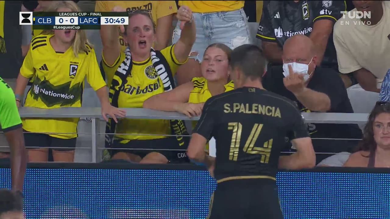 ¡Afición hostil! Palencia siente la presión de Columbus en la banda