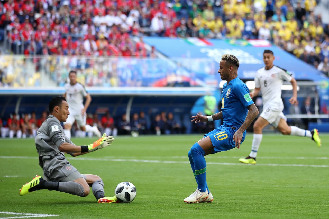 Keylor Navas se hizo figura de Costa Rica con el pasar de los minutos al contener los remates del ataque brasileño.