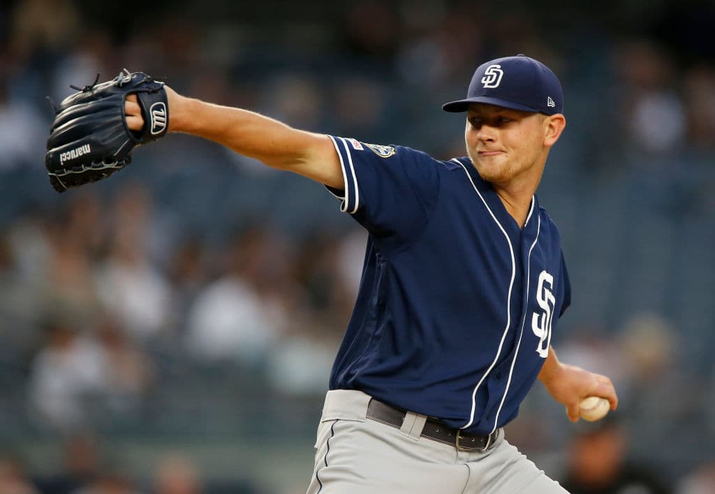 Eric Lauer (4-4) lanzó pelota de una carrera durante cinco episodios y un tercio para San Diego, con cuatro ponches y cuatro hits.