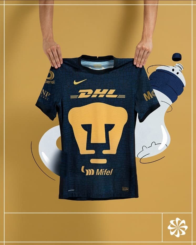 Pumas presenta playeras hechas con botellas de plástico reciclables, junto con una tipografia personalizada de Cantera.