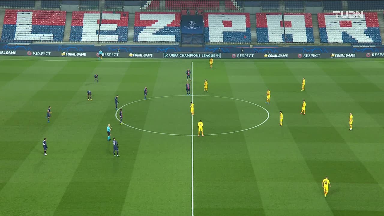 Arranca el partido y la pelota está en juego.