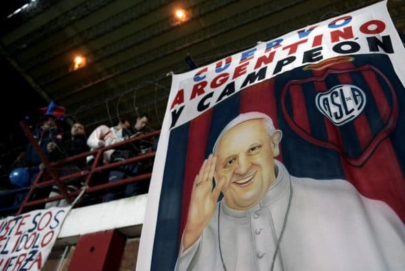 Entre los festejos en las gradas no pudo faltar la imagen del Papa Francisco, ferviente seguidor del equipo azulgrana.