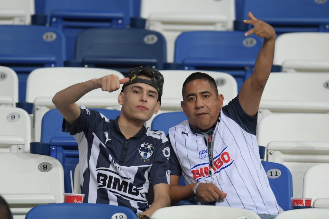 El colorido de la afición en la Jornada 16