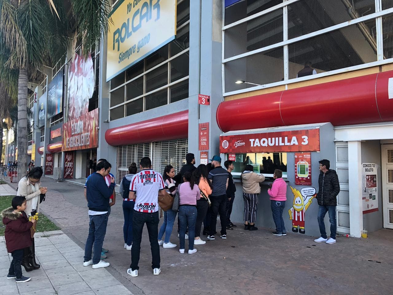 La gente comienza a llegar al Estadio Victoria para contemplar el encuentro amistoso entre Necaxa y Chivas.