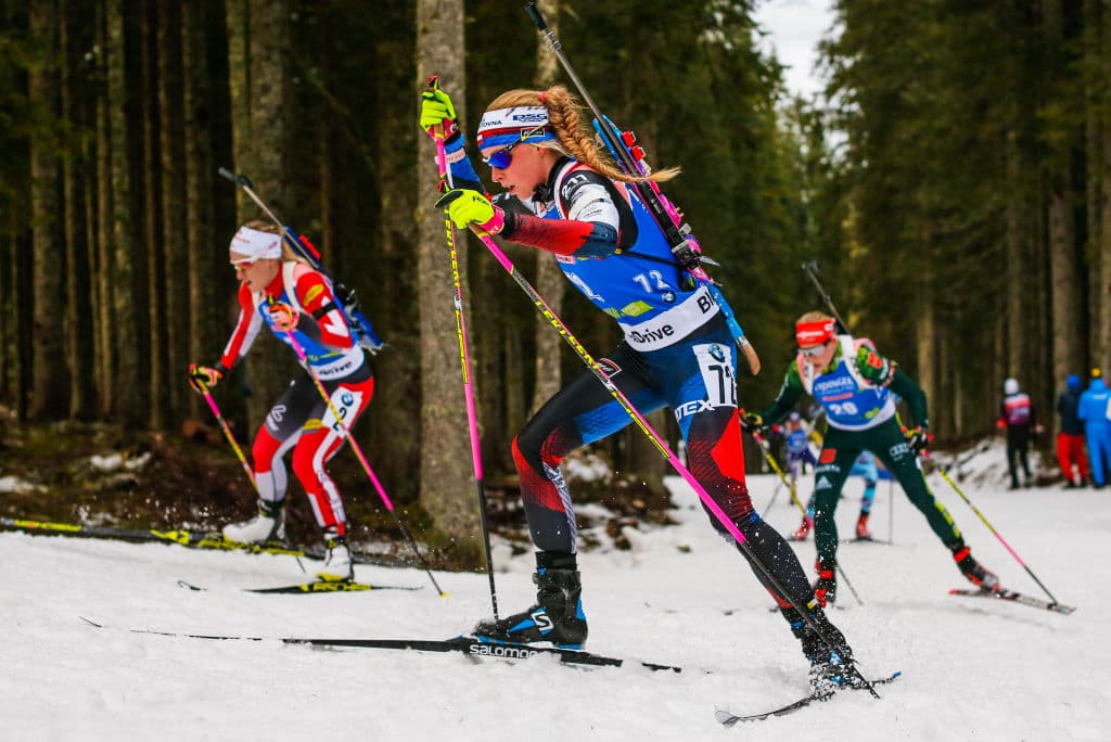 Durante varios tramos del recorrido, las esquiadoras deben sortear la variación del nivel del terreno, siendo las pendientes las zonas más demandantes y complicadas.