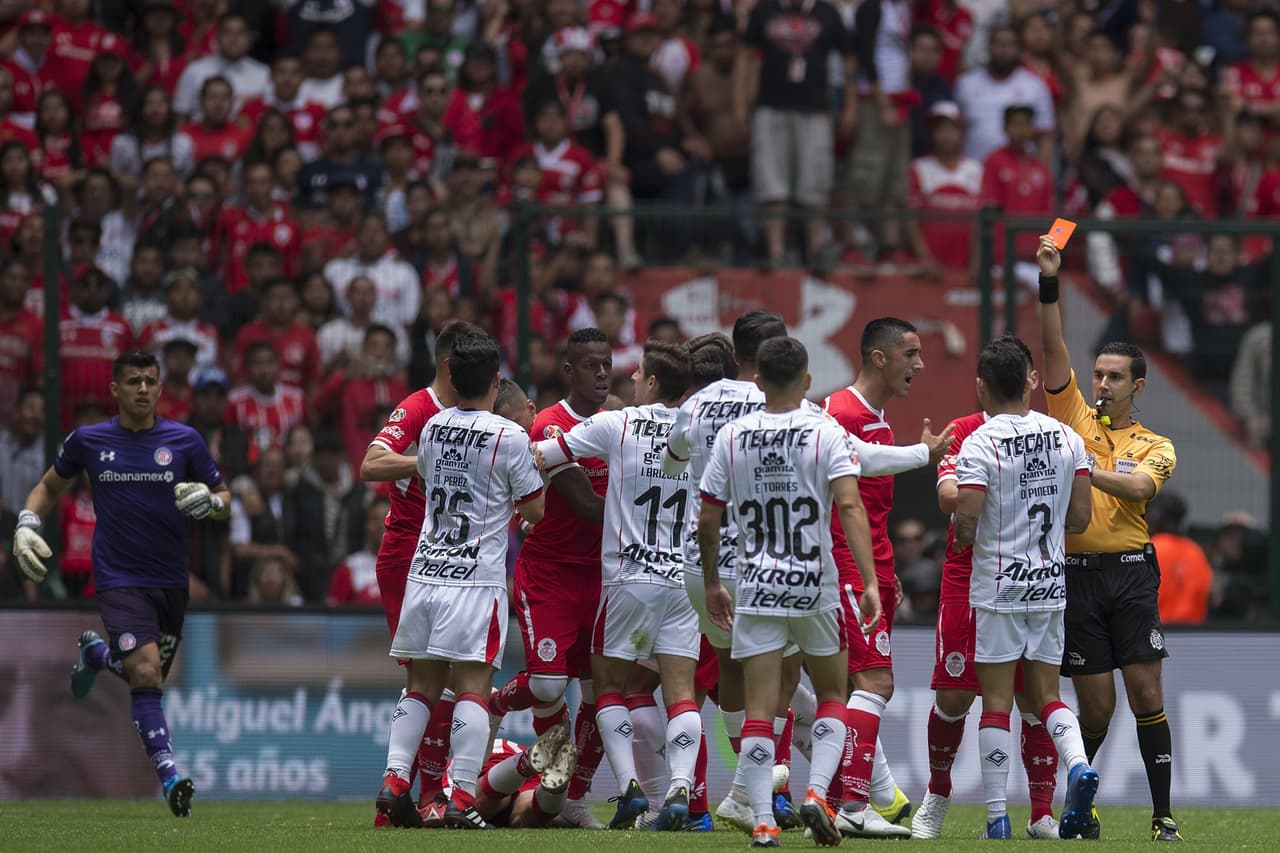El ríspido y vibrante cotejo entre Toluca y Chivas finalizó en conato de bronca y los rojiblancos sufrieron la expulsión de Orbelín Pineda.