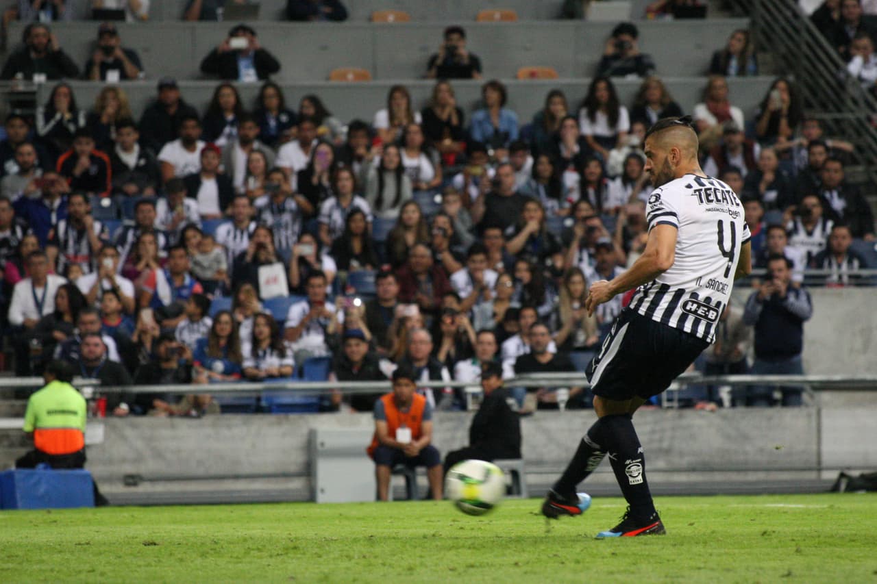 Con este cobro el defensa argentino Nico Sánchez abrió el marcador para Rayados al minuto 55'.