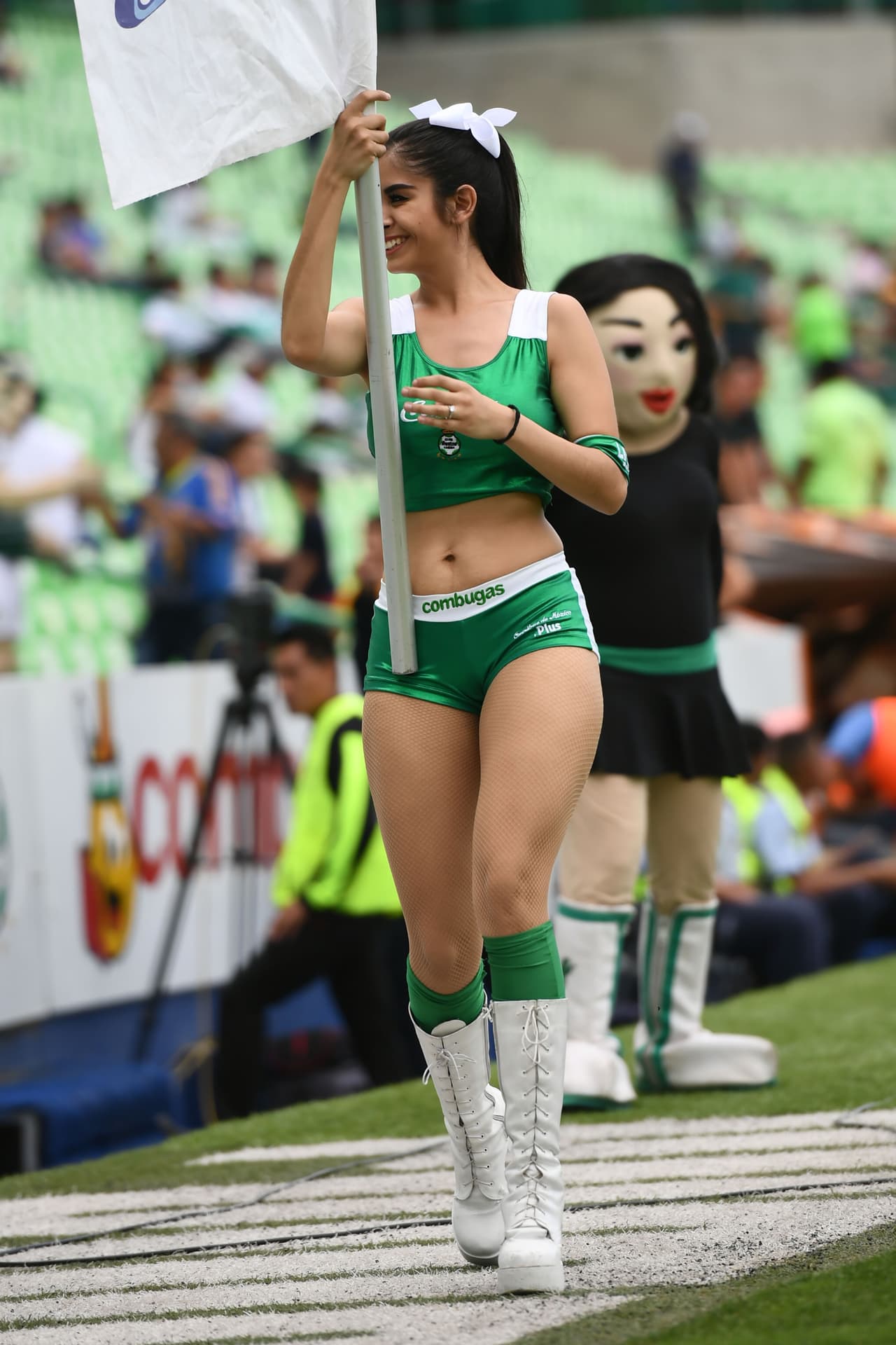 La belleza de las animadoras le dieron con su sensualidad el color a la jornada dominical en la definición de los últimos dos semifinalistas en la Liguilla del Clausira 2018.