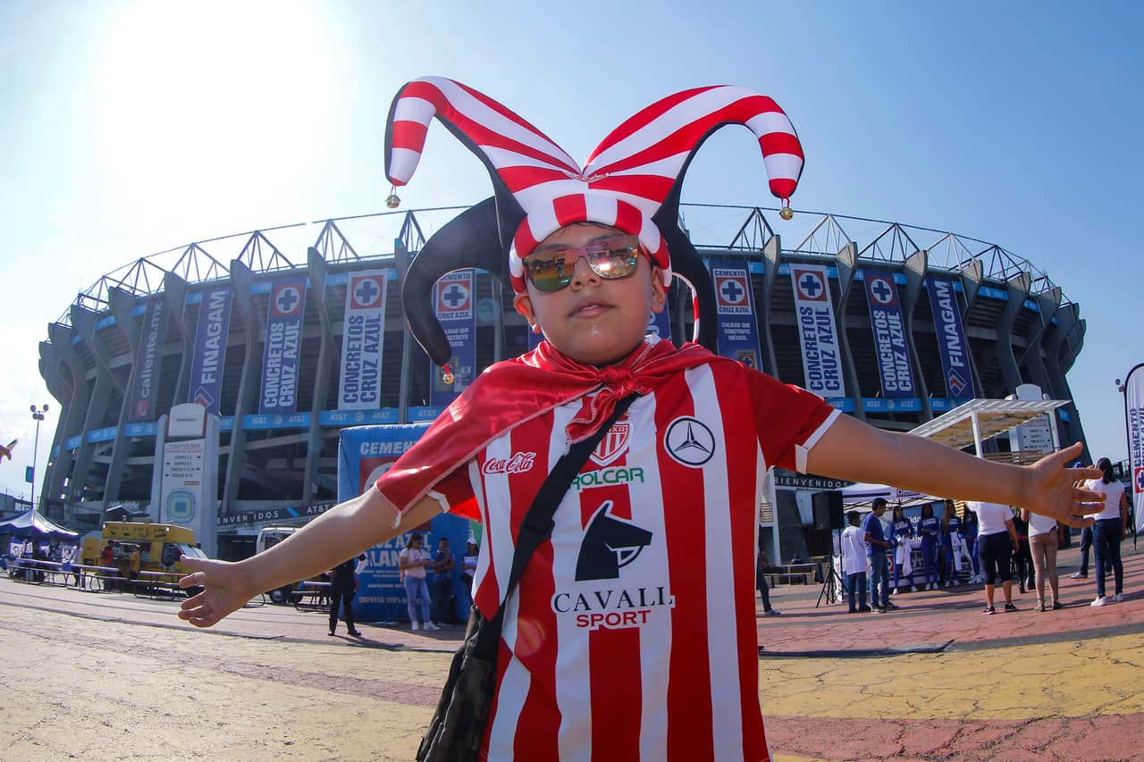 Los fanáticos de Cruz Azul y Necaxa viven la antesala del encuentro por la Jornada 9 del Clausura 2019 de la Liga MX en el Estadio Azteca.
