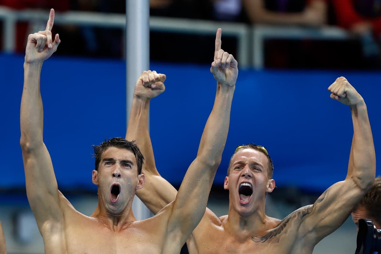 Los nadadores Michael Phelps y Caeleb Dressel (Estados Unidos) celebran el oro en la final del relevo 400x100 metros estilo libre.