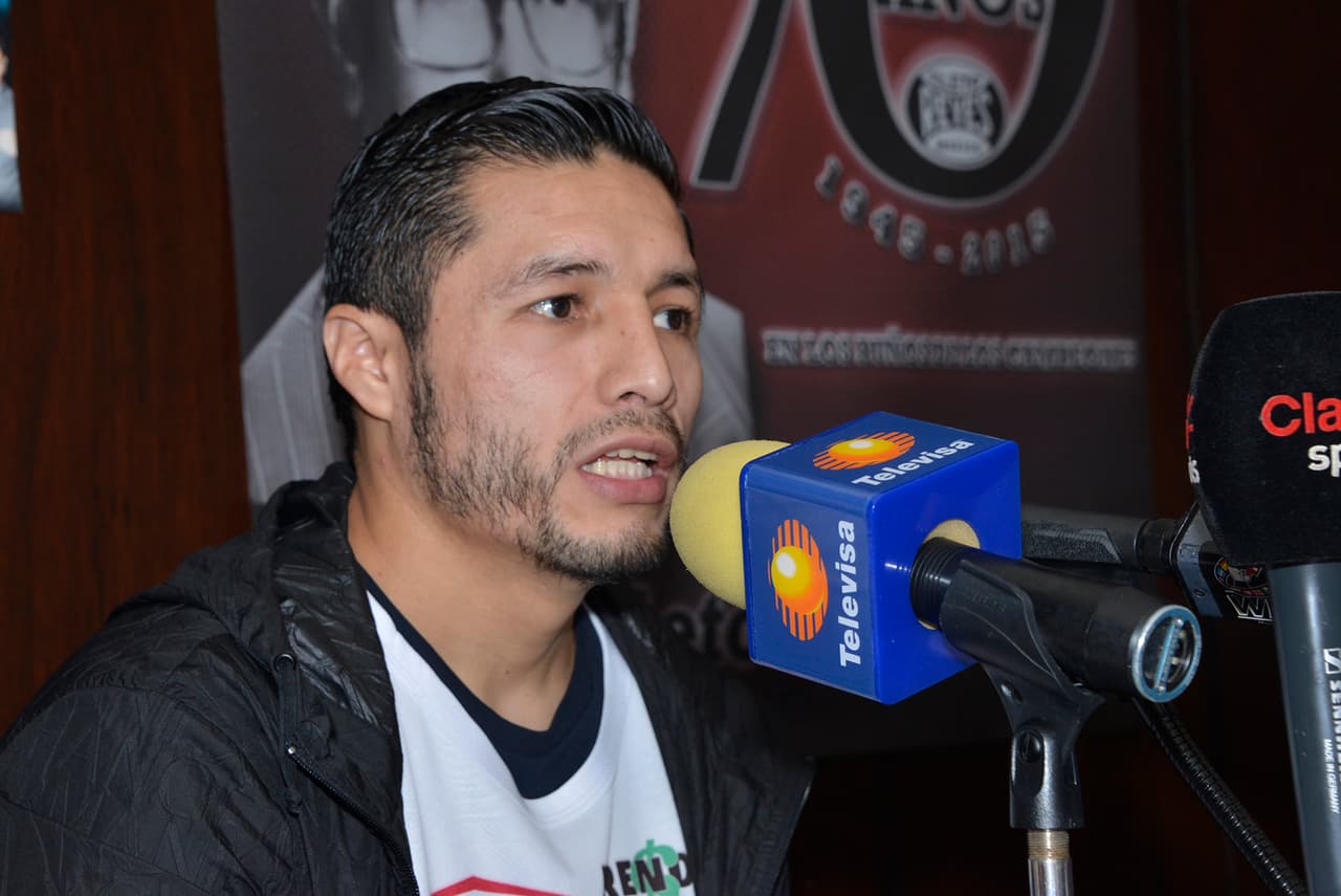 Jhonny González va por el título superpluma