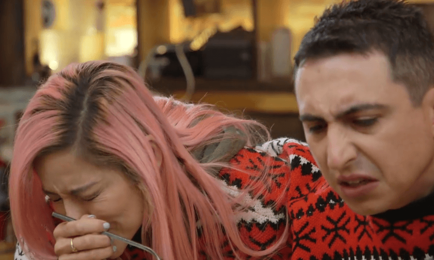 Las tres parejas participantes de la Carrera de la Copa Oro disfrutaron de un platillo típico de Cleveland, una cabeza de cerdo rostizada, en uno de sus retos para ganar el gran premio.