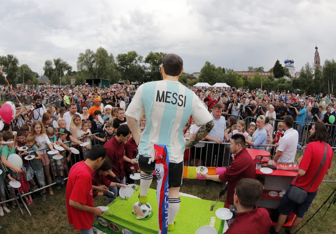 Globos, banderas argentinas, música tradicional y un pastel de chocolate gigante para celebrar al astro albiceleste, que pasa por un duro momento con su selección en Rusia 2018.