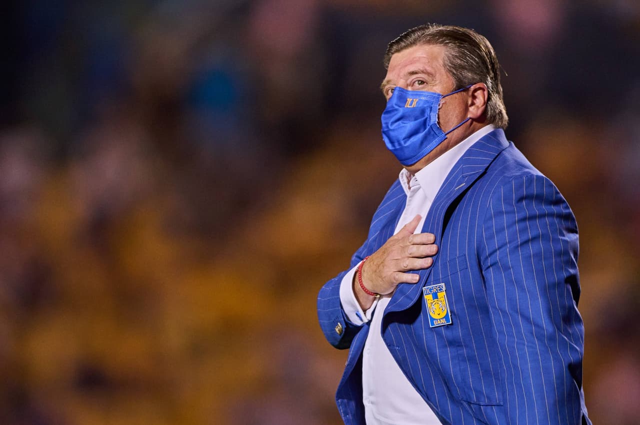 Miguel Herrera recibe porras en su presentación en el Volcán