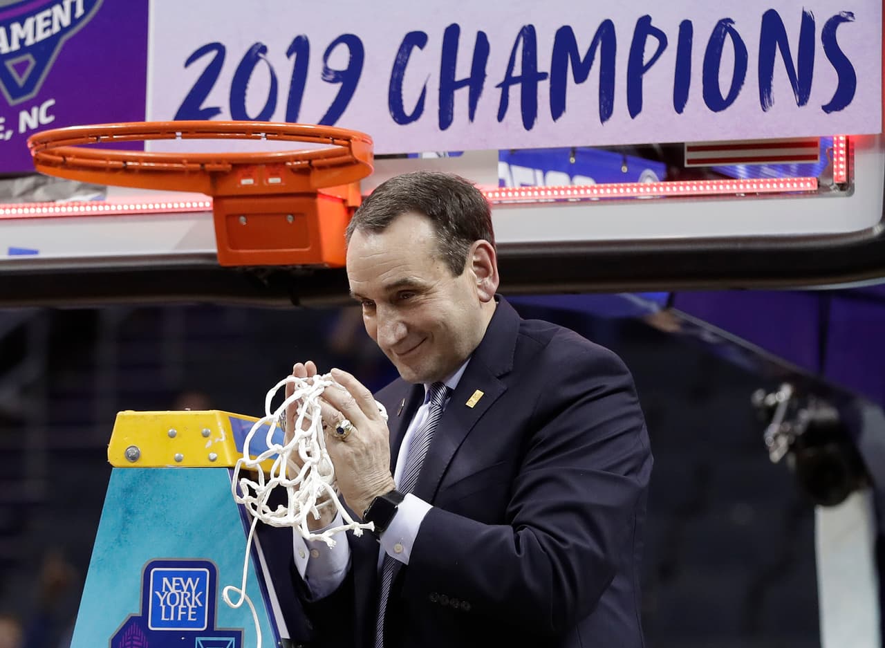 El entrenador principal de Duke, el legendario Mike Krzyzewski quien celebra el título de la ACC de los Blue Devils. Coach K, como se le conoce también, sabe lo que es estar en los dos lados de la moneda, ganando campeonatos nacionales o siendo eliminado por 'Cenicienta', los equipos víctimas.