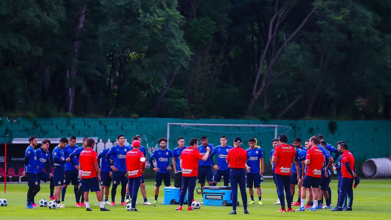 El probable 11 de Chivas para el Clásico, la duda es Oribe o Vega