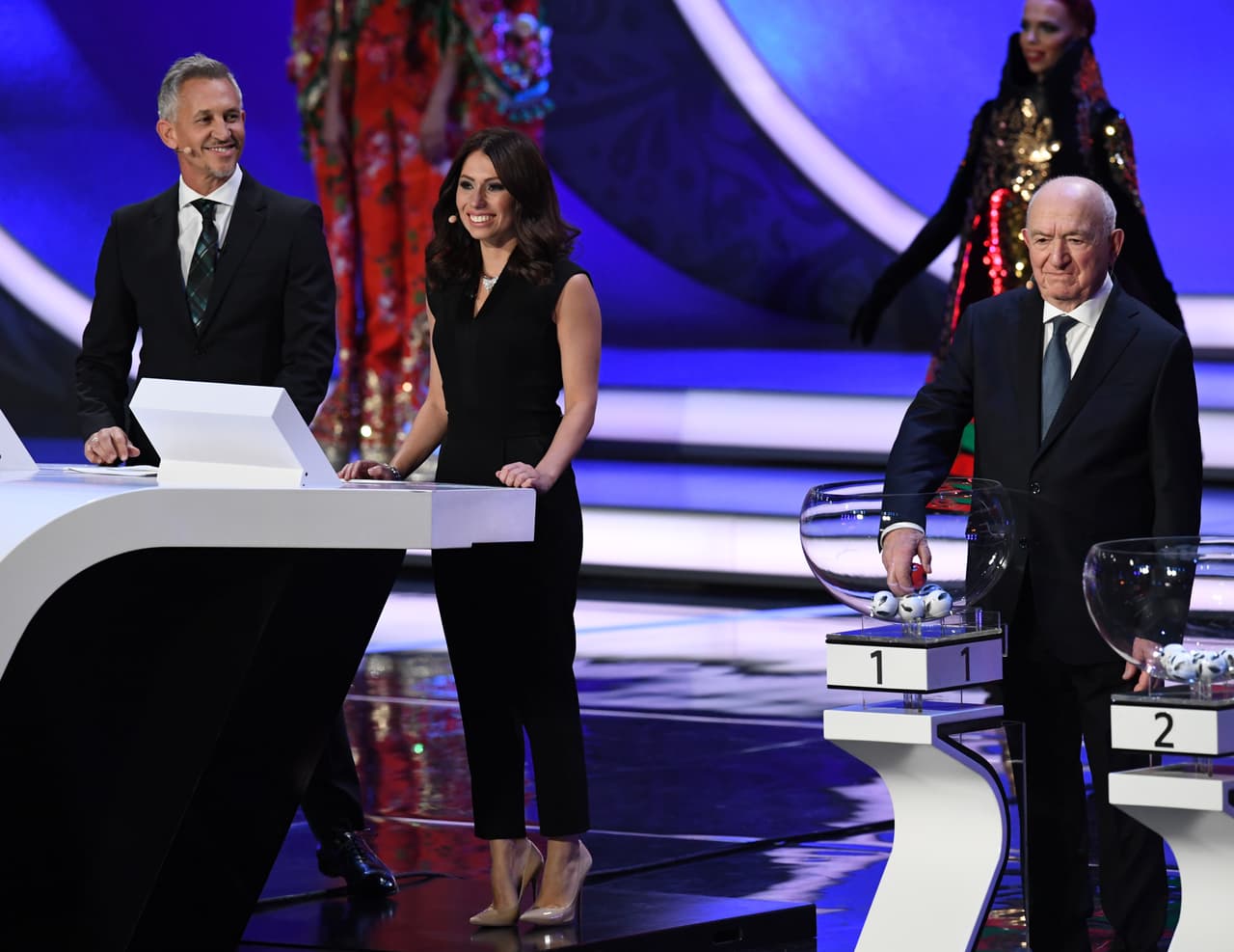 Terminado el espectáculo, llegaron las leyendas, que con Gary Lineker como presentador empezaron a elegir la suerte de los equipos.