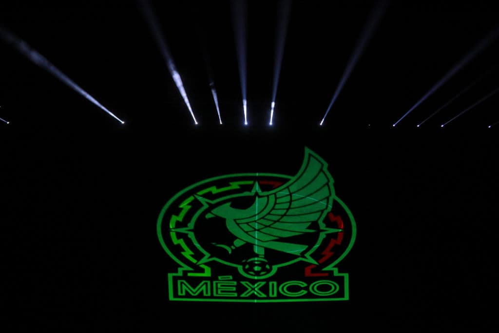 Con un espectáculo repleto de luces, rayos láser y bailes, la Federación Mexicana de Futbol presentó el nuevo logotipo o escudo que portarán las nuevas generaciones de futbolistas.