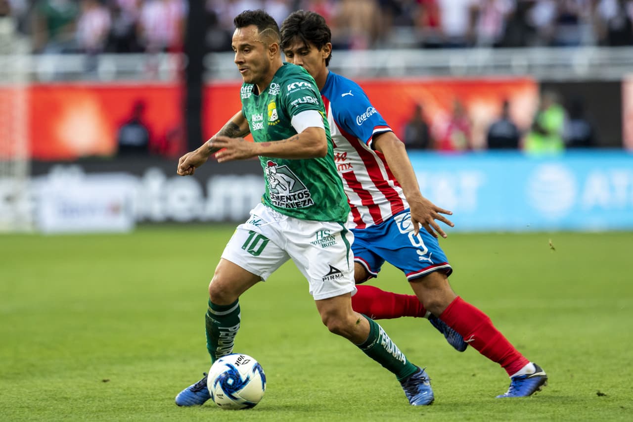 Chivas recupera el buen momento tras vencer con autoridad 2-0 a León y apunta al Clásico Tapatío ante Atlas.