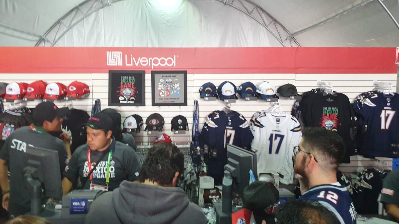 Aficionados aprovechan para comprar productos en la NFL Shop.