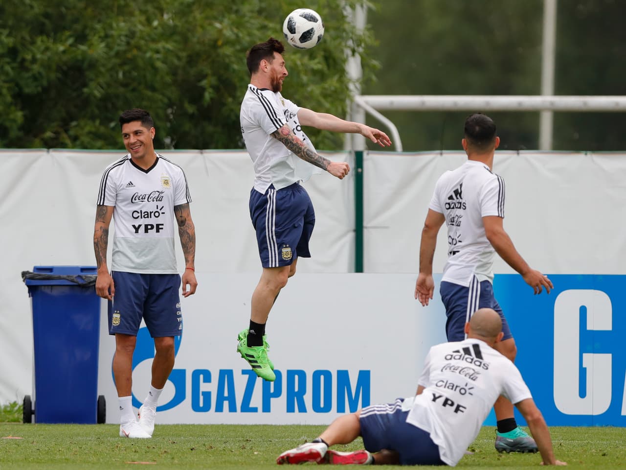 Quizás no sea su fuerte el juego aéreo, pero Messi está preparado para aportar del modo en el que sea posible. Aquí lo vemos afinando detalles con los testarazos.