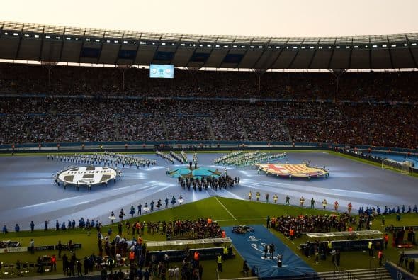 Los aficionados al fútbol pintaron el Olympiastadion de Berlín para alentrar a blaugrana y biaonconeros en la pelea por llevarse el trofeo de la Champions.