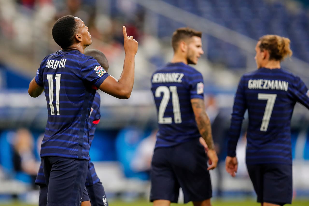 El atacante francés punteó el balón y, después de estrellar el esférico en el poste, golpeó la espalda de Livakovic (45+1’) para terminar en el fondo.