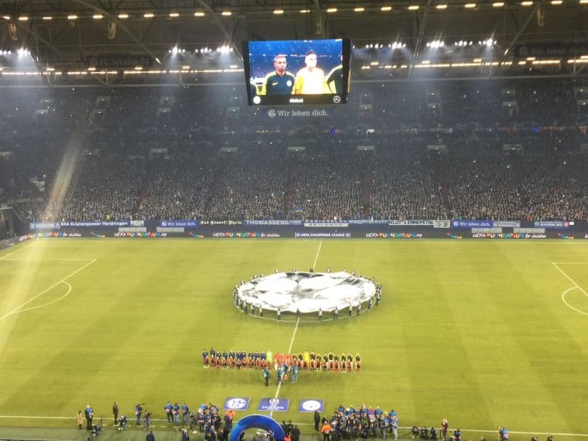 En el Arena auf Schalke, con la expectativa de un partido con buen fútbol, miles de fanáticos del Schalke 04 y algunos otros del Manchester City se dieron cita para vivir la ida de los Octavos de Final de la UEFA Champions League en un gran ambiente.