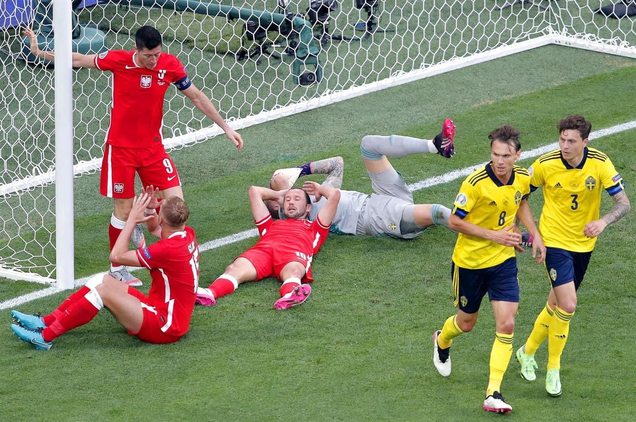 Suecia, de último minuto, derrota a Polonia 3-2 en el Grupo E de la Euro 2020 y califica como primer lugar a Octavos. Emil Forsberg anotó doblete durante el encuentro y Viktor Claesson se encargó de anotar el tercer tanto, mientras que los goles de Robert Lewandowski no le alcanzó a la escuadra polaca y queda fuera de la competencia.