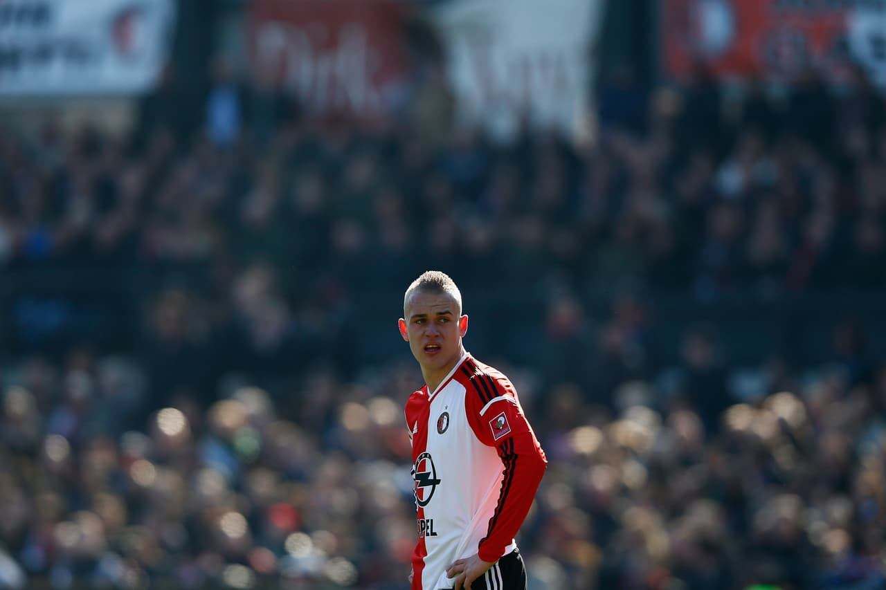 Rick Karsdorp regresa al Feyenoord ante la falta de actividad.