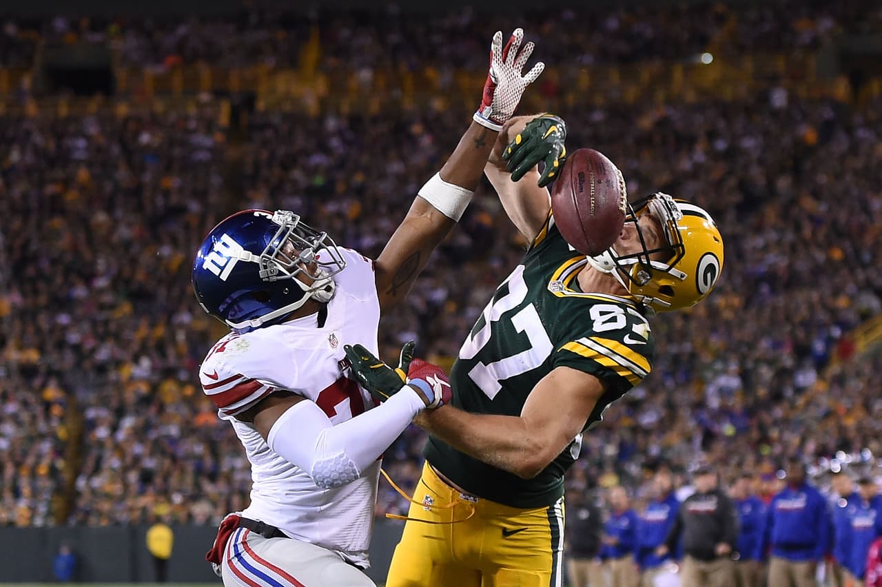 Jordy Nelson tuvo problemas para quedarse con este pase.