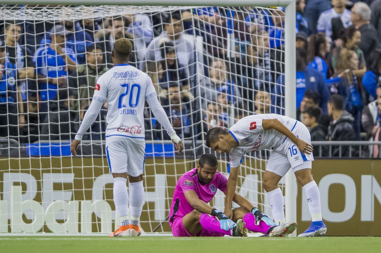 El portero del Olimpia Edrick Menjivar abandona el terreno de juego debido a una lesión en la ingle.