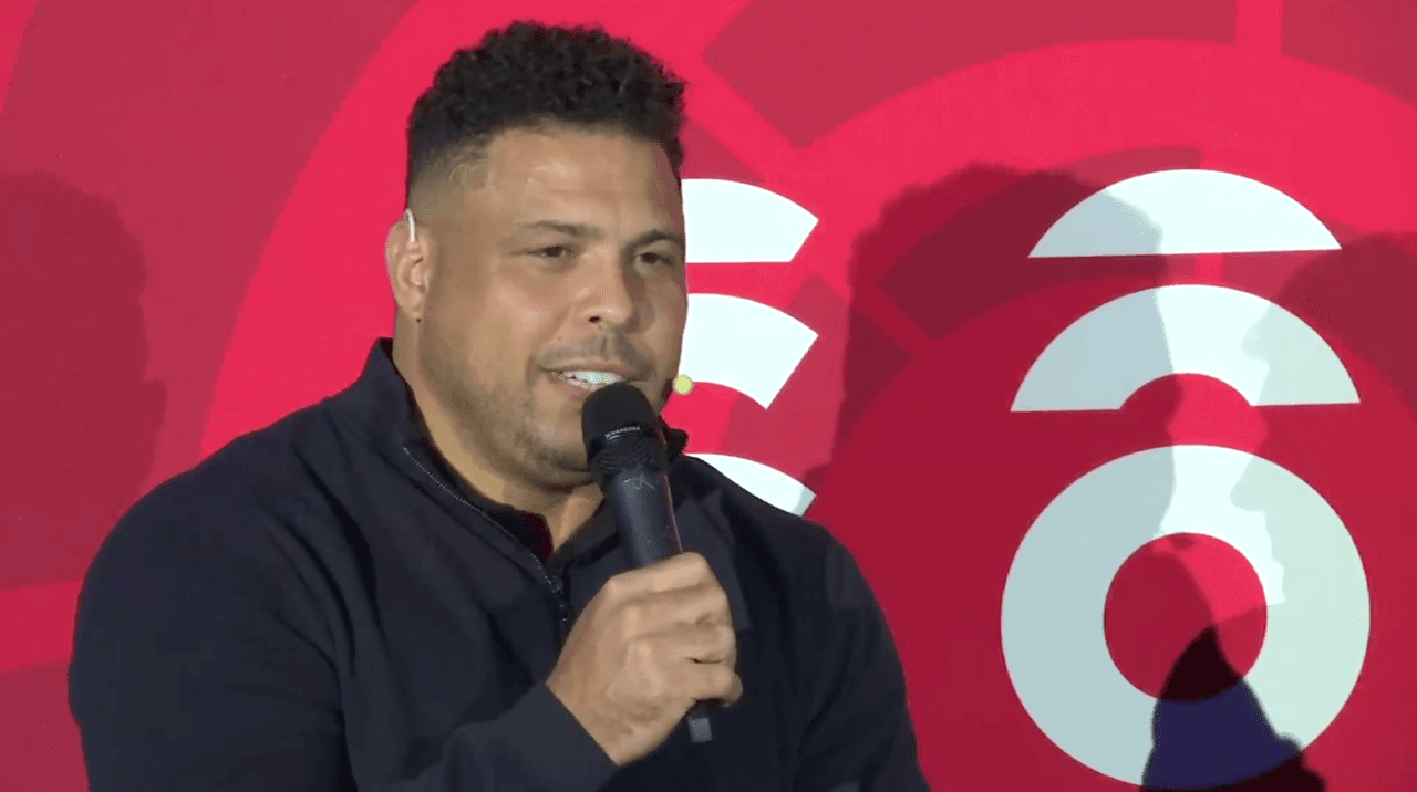 Para Ronaldo, el jugador mexicano “es caro y cobra mucho”