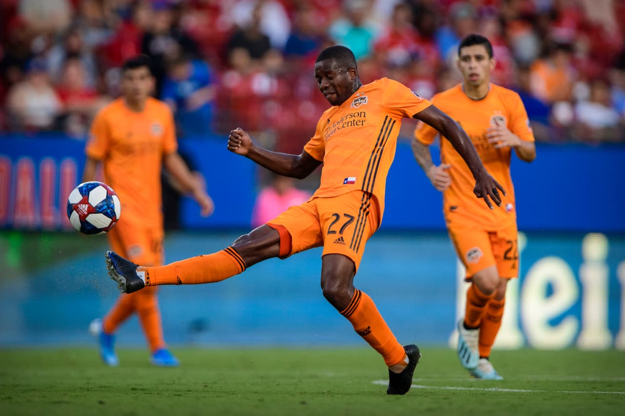 El hondureño Oscar Boniek García sigue demostrando su talento con la camiseta de Houston Dynamo. Con pocas opciones de entrar a los Playoffs, el cuadro texano derrotó por 2-1 a Orlando City durante el fin de semana.