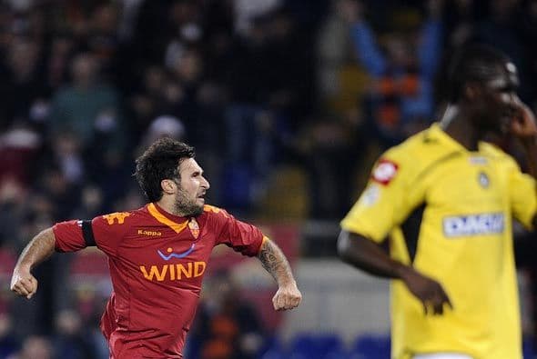 Mirko Vucinic hizo tres más para los romanos, que ganaron 4-2 y se consolidaron en el tercer lugar.