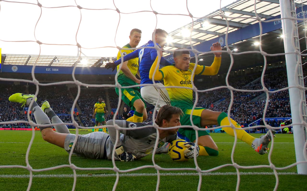 Leicester City 1-1 Norwich. Pukki (26’) abrió el marcador para los visitantes y Krul (38’) hizo autogol para dar el empate a los locales.