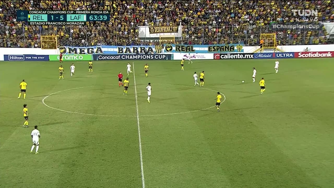 ¡TIRO ATAJADO! disparo por Denis Bouanga.