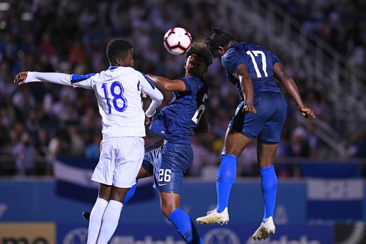 Estados Unidos, en uniforme azul, empezó el partido a tambor batiente, con llegadas constantes y de peligro sobre la cabaña hondureña. Los centroamericanos se atrincheraron en su reducto defensivo.