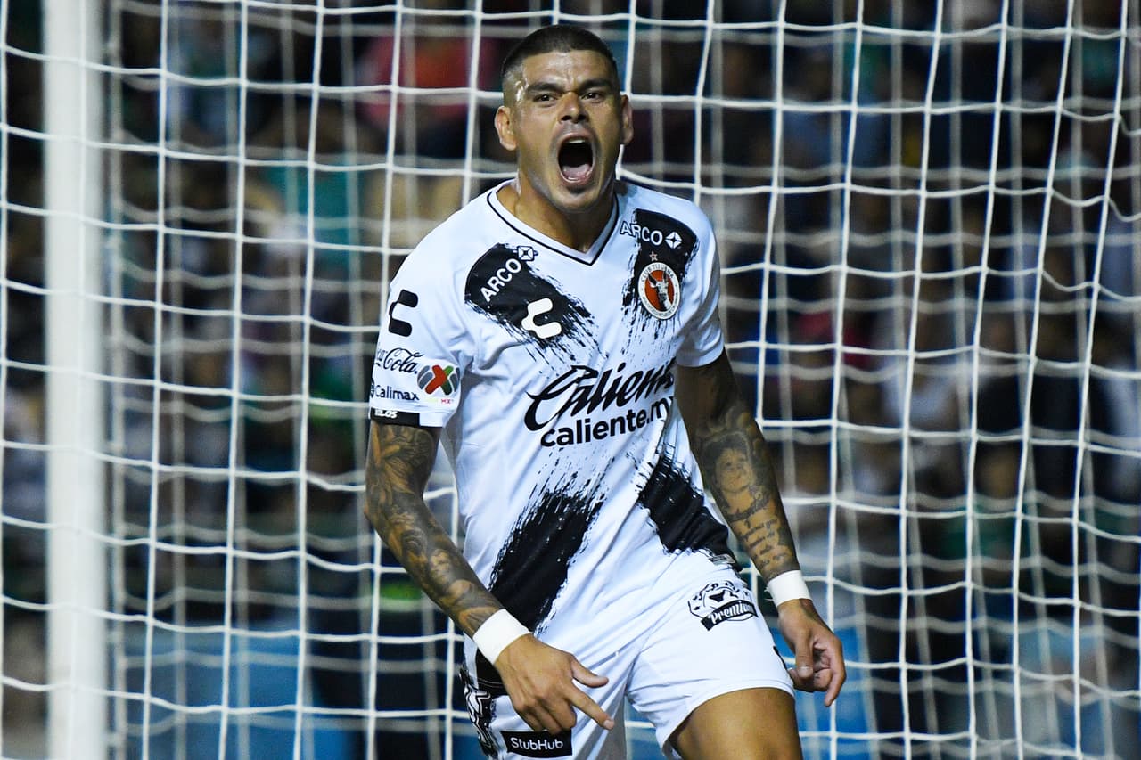 Los Xolos de Tijuana obtuvieron la primera victoria de su temporada de Clausura 2019 de la Liga MX al vencer a domicio a los Esmeraldas del León en el Estadio León por la mínima diferencia.