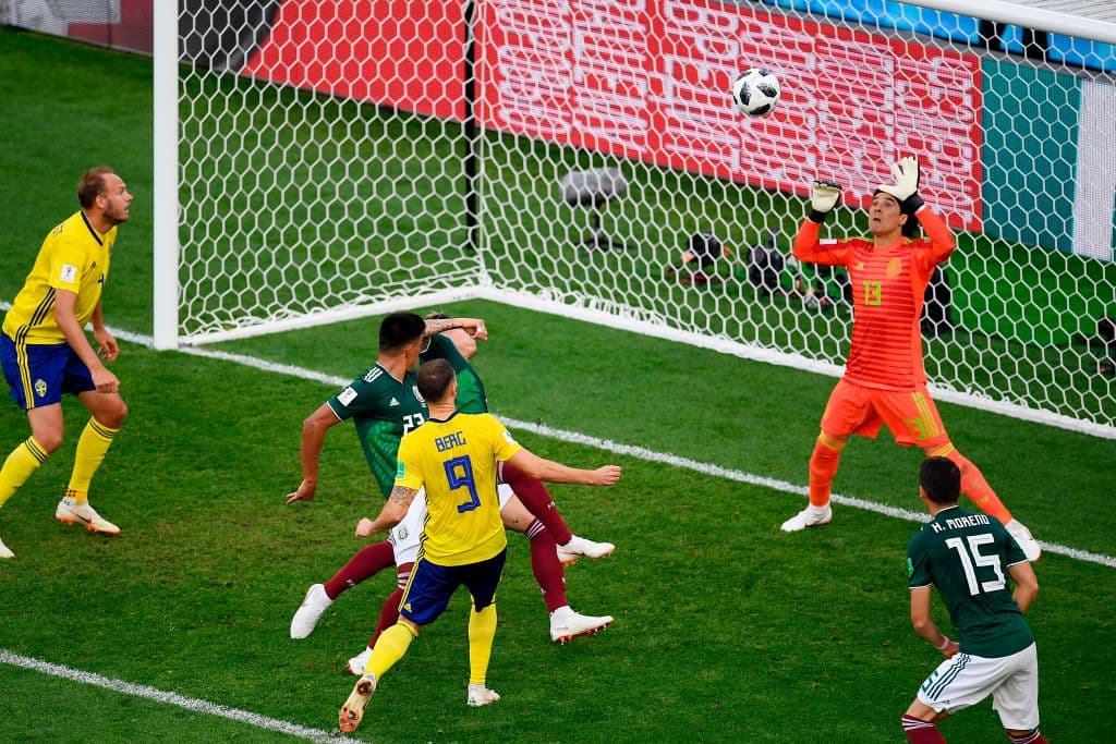 El arquero Guillermo Ochoa se convirtió en un salvador con el paso de los minutos ante las llegadas suecas.