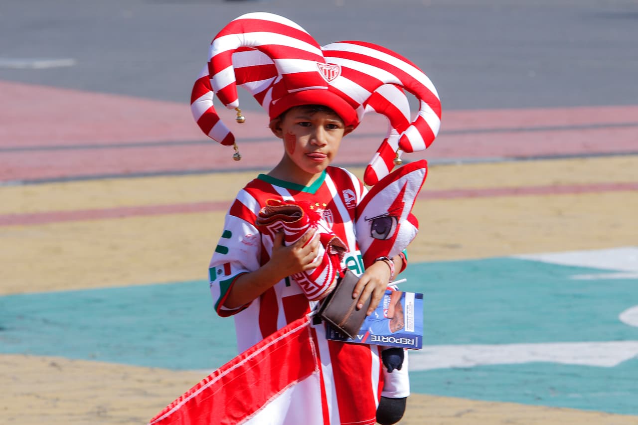 Los fanáticos de Cruz Azul y Necaxa viven la antesala del encuentro por la Jornada 9 del Clausura 2019 de la Liga MX en el Estadio Azteca.