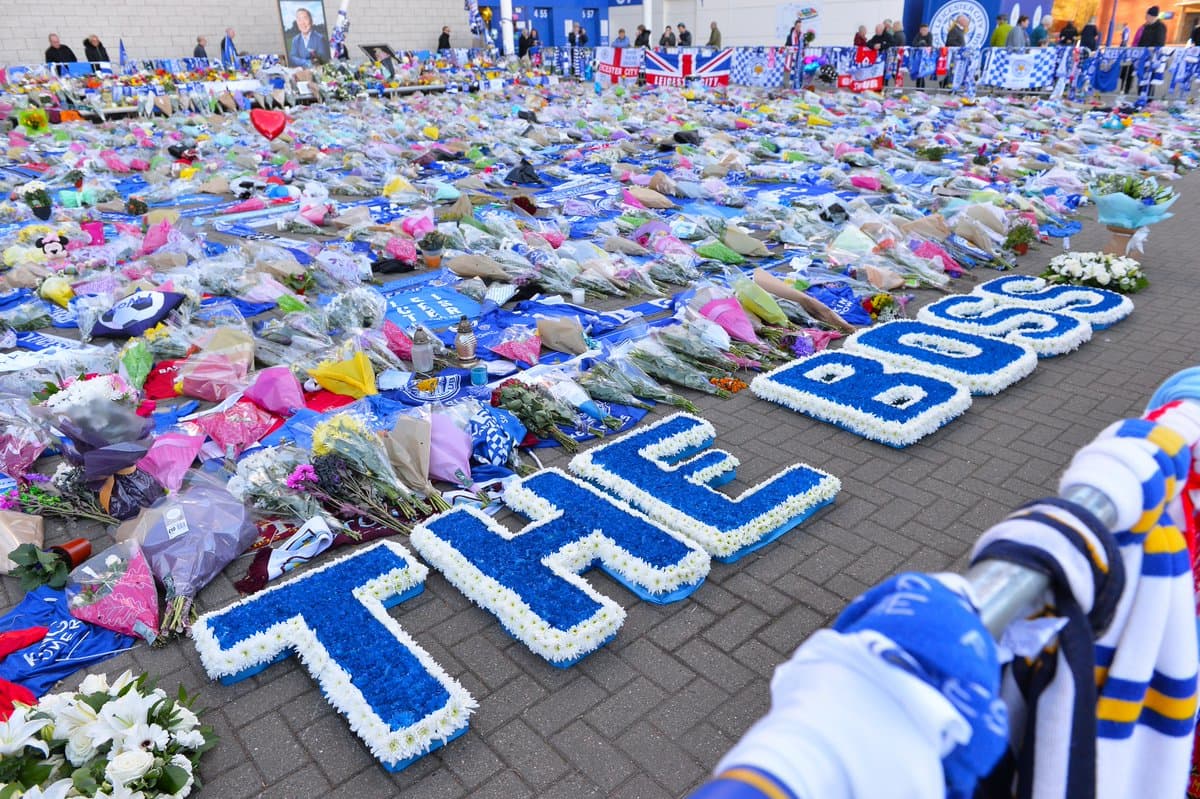 "El Jefe" reza la inscripción hecha con rosas en honor a la vida de Vichai Srivaddhanaprabha.