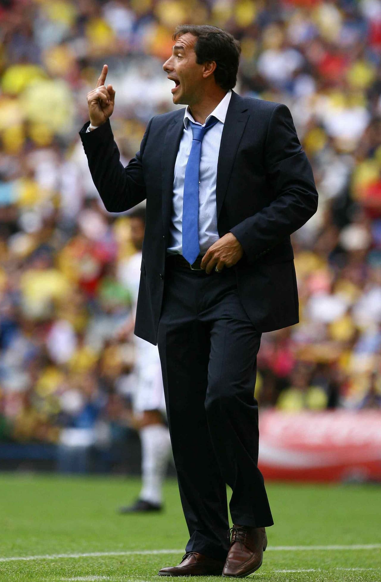 Mientras dirigió a Querétaro los enfrentó´en dos ocasiones en los Clausura y Apertura del 2011.